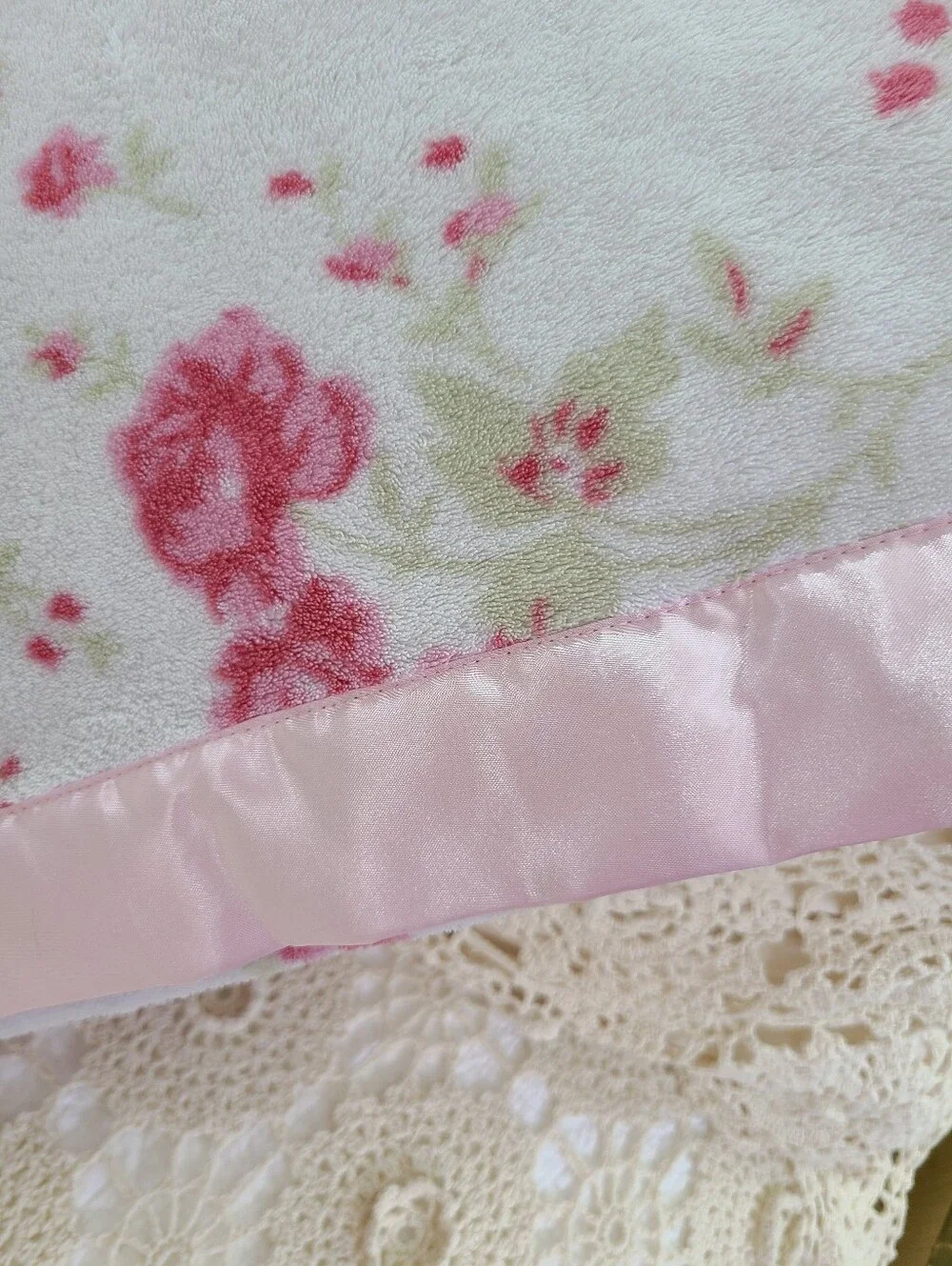 GUC Simply Shabby Chic Rachel Ashwell Plush Queen Blanket